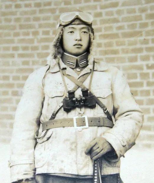 日本鬼子真实老照片戴眼镜鬼子军官被搜身图四是年轻女鬼子