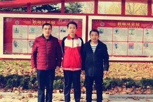桑运军老师(右)与自己的两名学生:初三四班刘星宇(中),刘星宇的爸爸刘