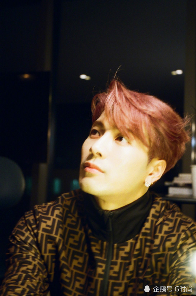 王嘉尔的生活照(乱拍),身穿fendi外套,精美五官配浅发色更显帅气_腾讯