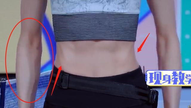 温碧霞李若彤罕见同框,穿露脐装养眼,同样54岁,姑姑的腹肌赢了