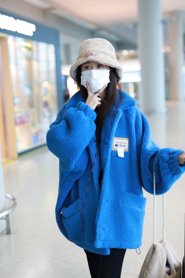 袁冰妍街拍:do not 电光蓝羊羔毛外套 珍珠链条毛绒包软萌可爱|袁冰妍