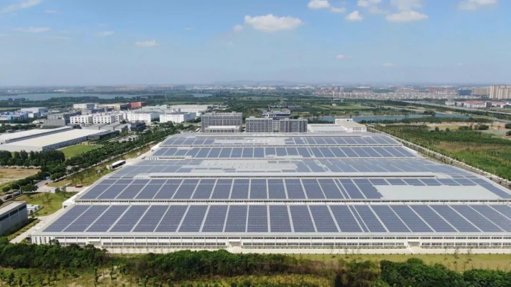 曹德旺一行首先来到福耀玻璃(苏州)有限公司生产研发基地察看企业生产