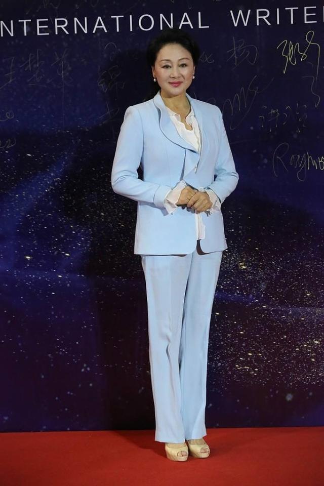 王姬真是时代的美人,虽然年近六旬身材走样,但气质却没的说_腾讯新闻