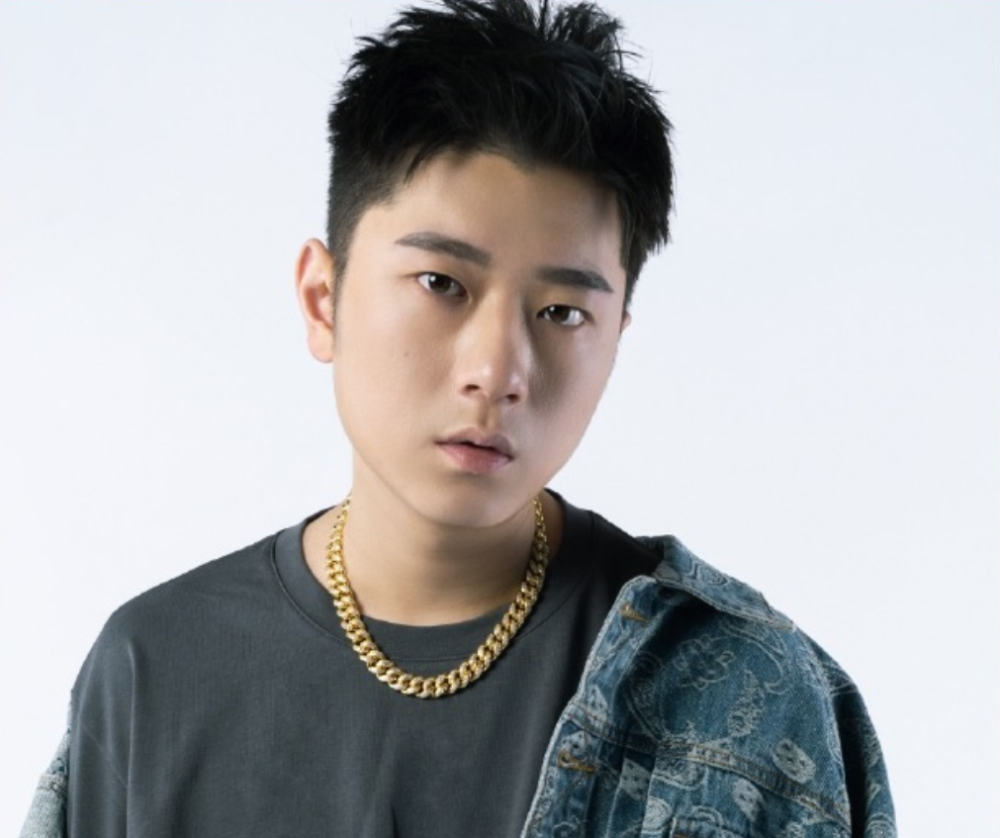 王以太演出再次遭遇事故被不明液体喷射无奈大家都是来玩的