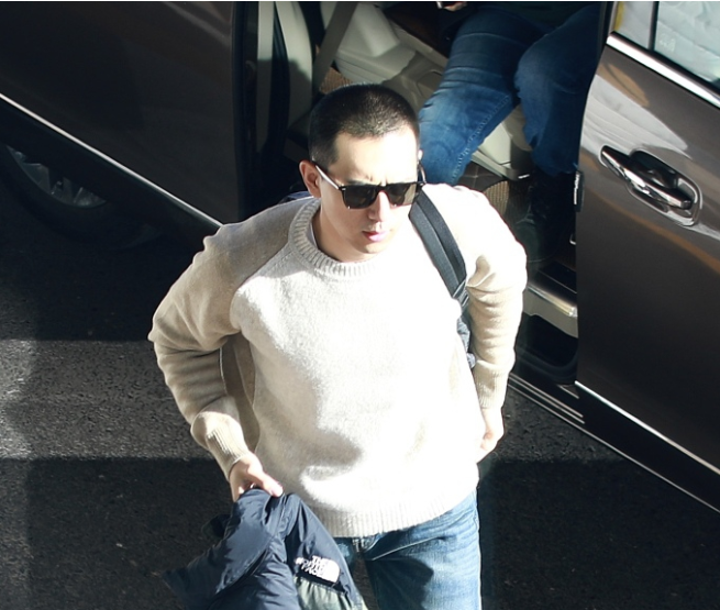 李现现身机场没想到新寸头发型加上墨镜更显魅力又酷又拽