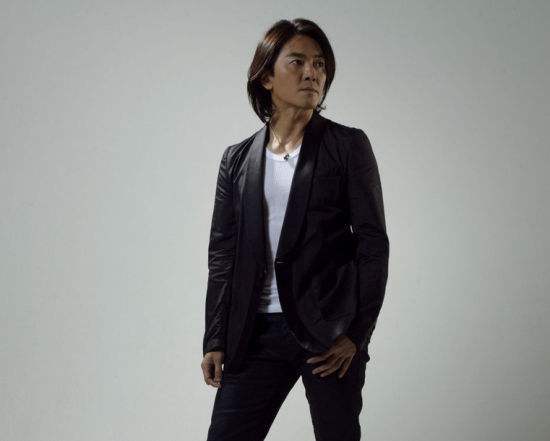 因陈浩南一角红极一时性格过于刚烈被公司雪藏如今与爱妻共度余生