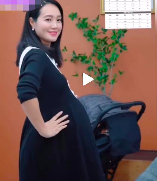 周一围老婆叉腰对镜,涂红唇精神满满|怀孕|朱丹|周一围|妻子|红唇