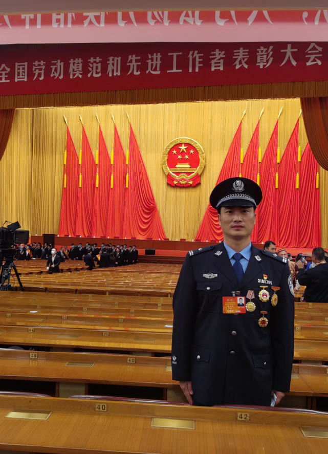 全国先进工作者 11月24日上午 全国劳动模范和先进工作者表彰大会 在