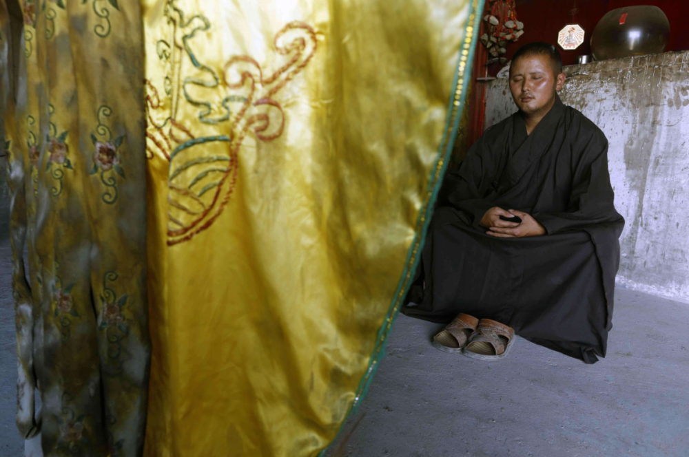 安徽男子不顾父亲发怒遁入佛门6年每月靠40块香油钱生存