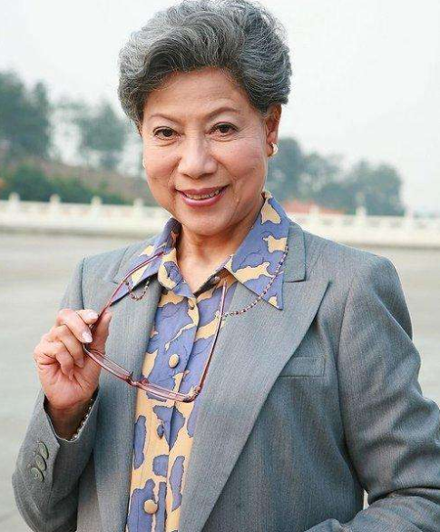 尤其是剧中饰演催人自杀的"龙婆"的演员罗兰,在很长一段时间都被观众