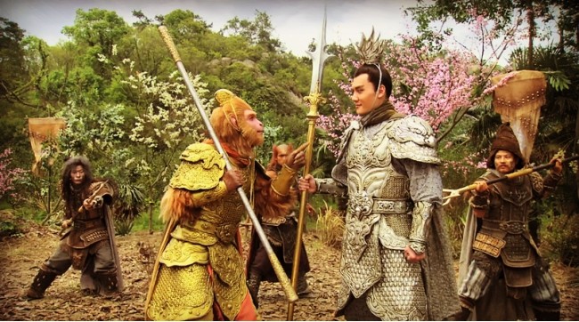 图片:孙悟空扛着金箍棒剧照此外,关于金箍棒的本质,还有其他很多种