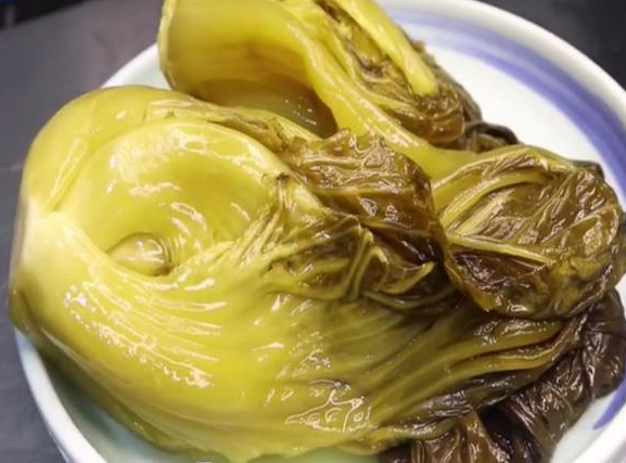 腌白菜时用盐和辣椒粉是不够的教你正确做法又酸又脆很美味