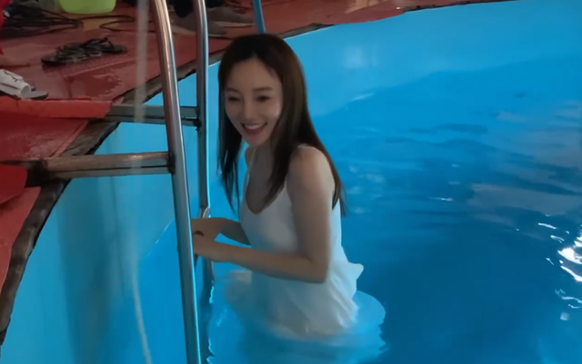 李小璐穿吊带白裙录水中mv,镜头突然放入水底,还好只有3秒