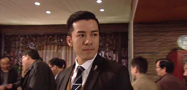 编剧先告诉观众连浩勤的卧底身份,但卓凯和钉姐不知,以此吸引观众,让