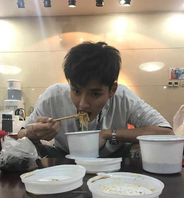 200520 女友视角下的大男孩吴亦凡 浪漫的日子大家一起炫耀啊