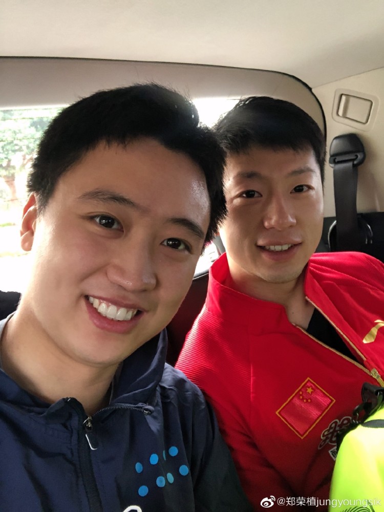 两人都对着镜头笑得很是开心,球迷也调侃道:"郑荣植跟马龙合影笑得跟