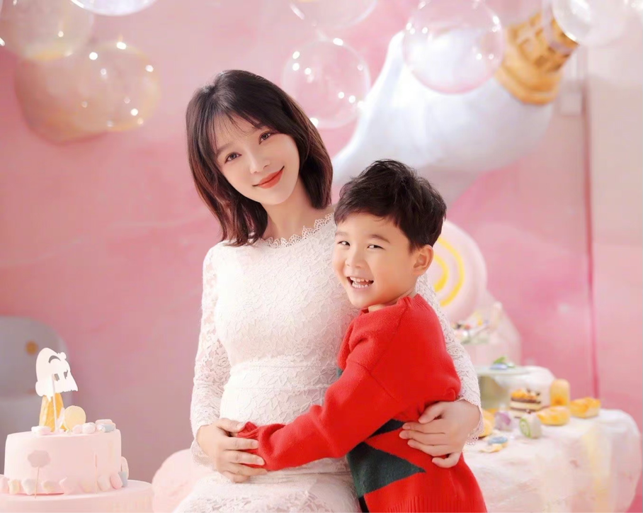 央视主持胡蝶二胎产女!