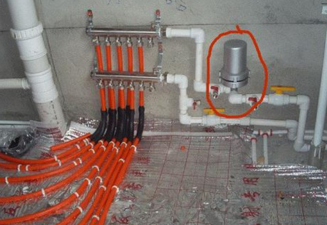 这时候只需要把排气阀打开,将管道内的气体排出去,地暖水管