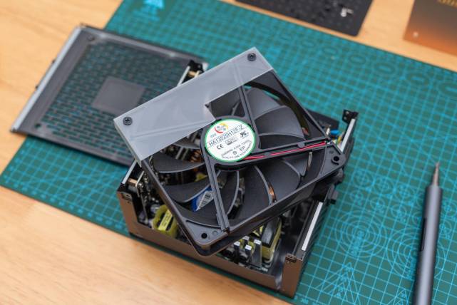 闲着无聊,拆了一台安钛克1000w的电源,6800xt无压力