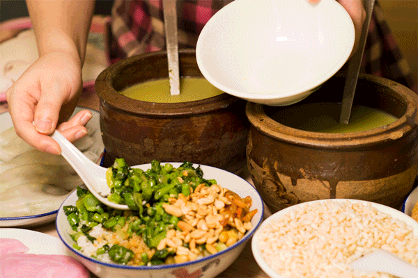 0m叫上街坊邻居倒在几个碗里炒米,花生,芝麻泡上一碗接一碗喝咸茶说