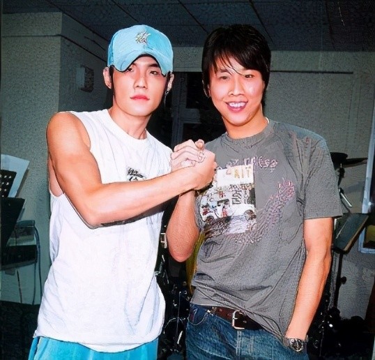 不仅外祖父和母亲皆是京剧表演艺术家,父亲陶大伟也是一位知名歌手