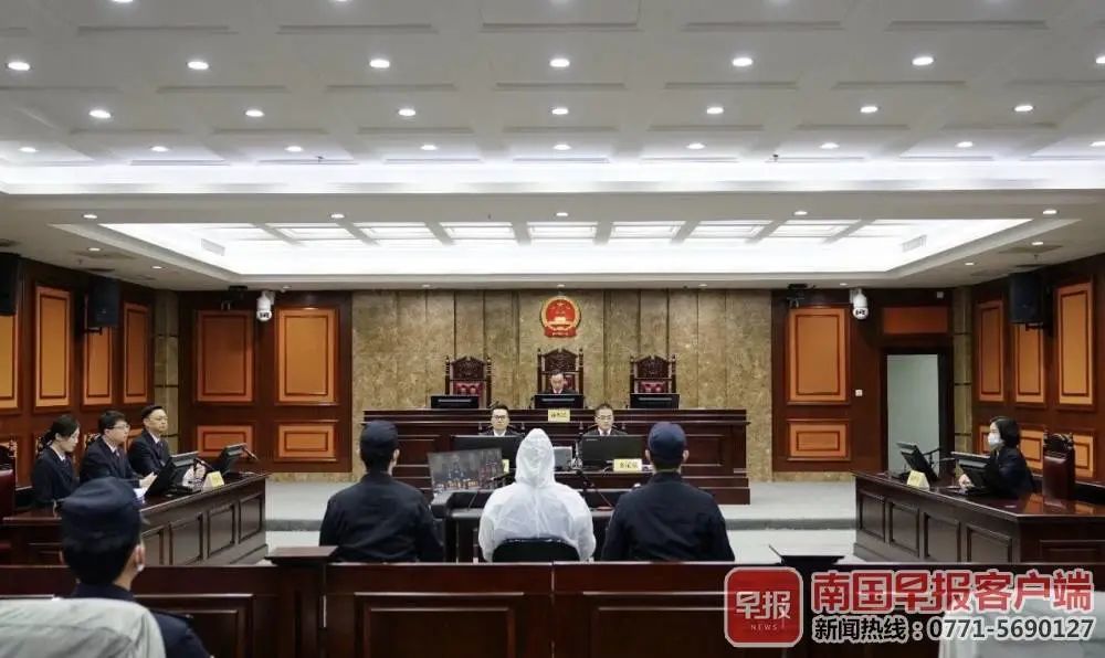 2000年至2013年5月,李庄浩曾先后担任梧州市公安局副局长,以及广西