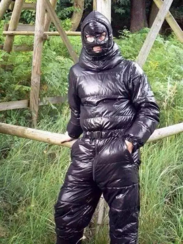 穿这种羽绒服恐怕进不来银行的大门要想生活过的去,头上总得带点绿