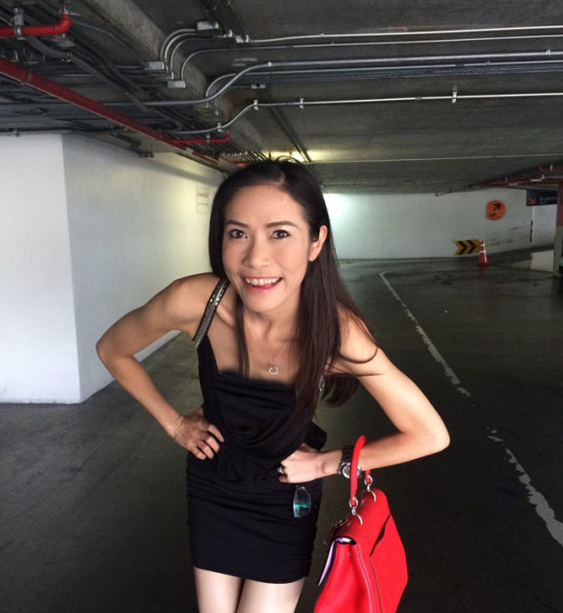 诗妮娜原来这么好看,长发飘飘穿小黑裙四肢纤细,红包点缀像名媛