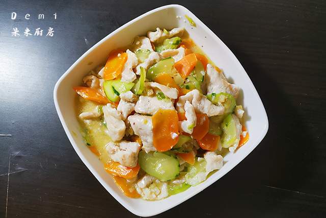 滑溜里脊的详细做法,只需几个技巧,肉片滑嫩白净,入口清爽适口