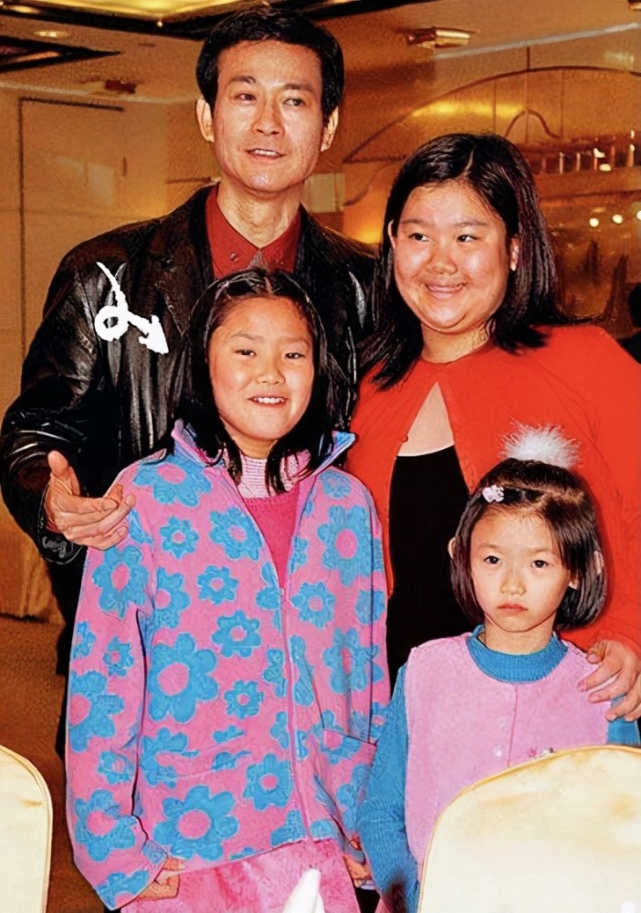 除了和郑少秋修补好父女关系,郑欣宜与官晶华和两个同父异母的妹妹