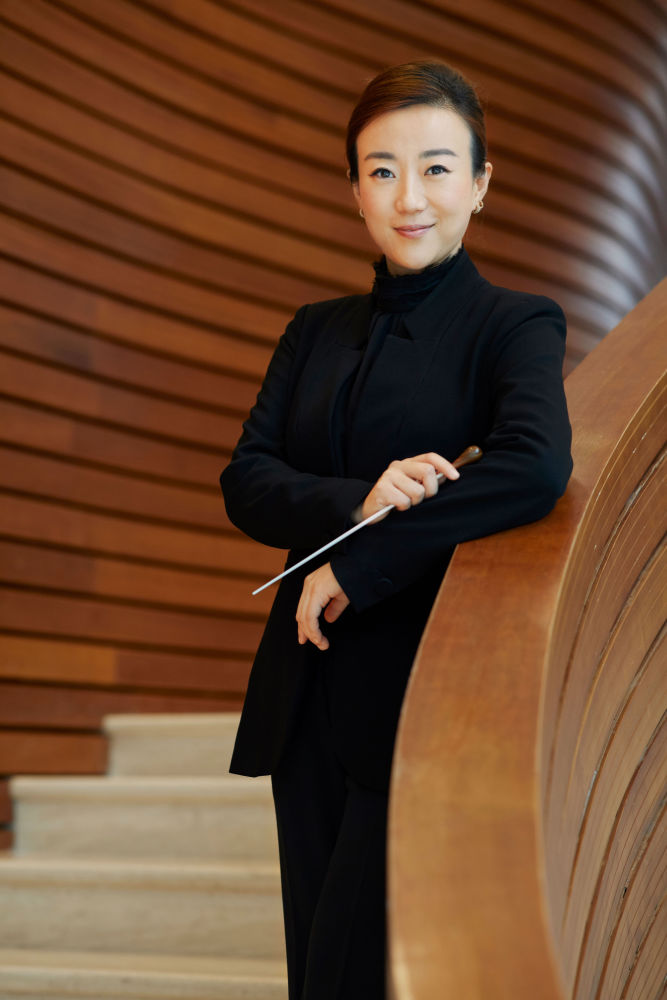 她是国内屈指可数的女指挥,担任广州交响乐团常任指挥,广州青年交响