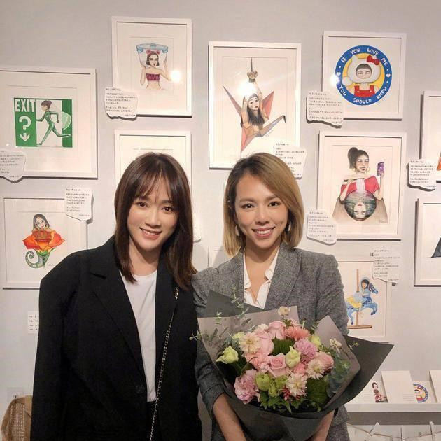 陈乔恩现身好友夏于乔画展黑色西装搭白t知性减龄