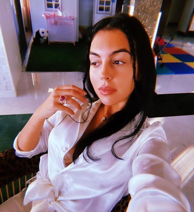 c罗女友乔治娜私服,时髦网红范儿,酷爱健身身材曲线完美!