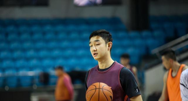 吉林男篮26岁射手成长之路,长相神似王祖蓝,获赞"吉林高射炮"|代怀博