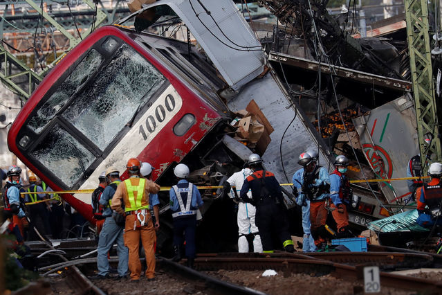 11月23日日本载有400名乘客火车与电车相撞车厢脱轨伤亡不详