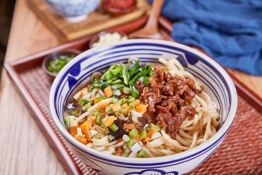 面条细细的,厚薄刚好,面汤泛着油光.