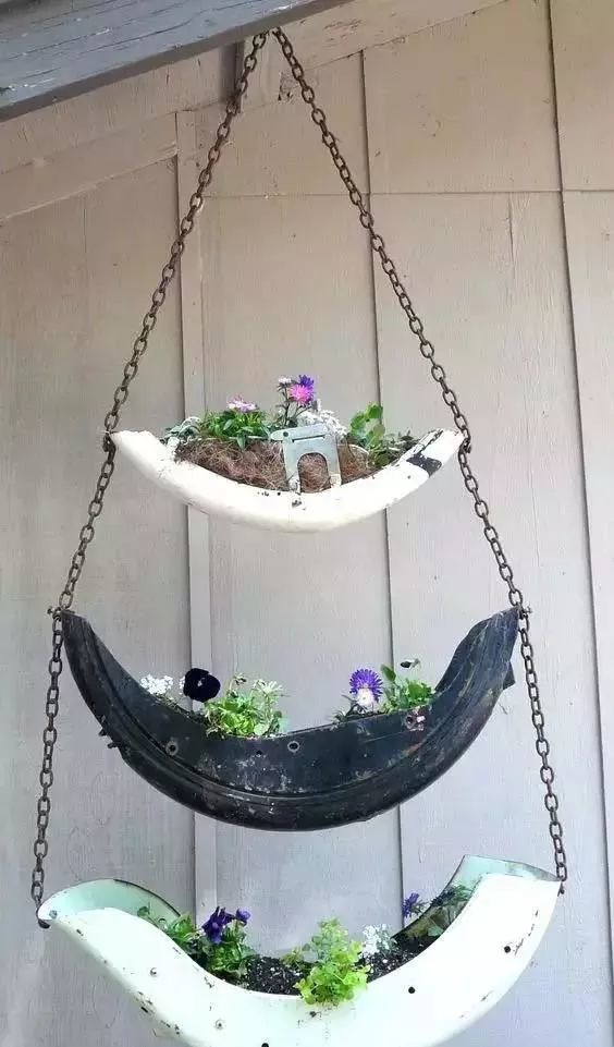 悬挂绿植不光是花儿,一些小树木也可以种在轮胎里,记得勤浇水哦.