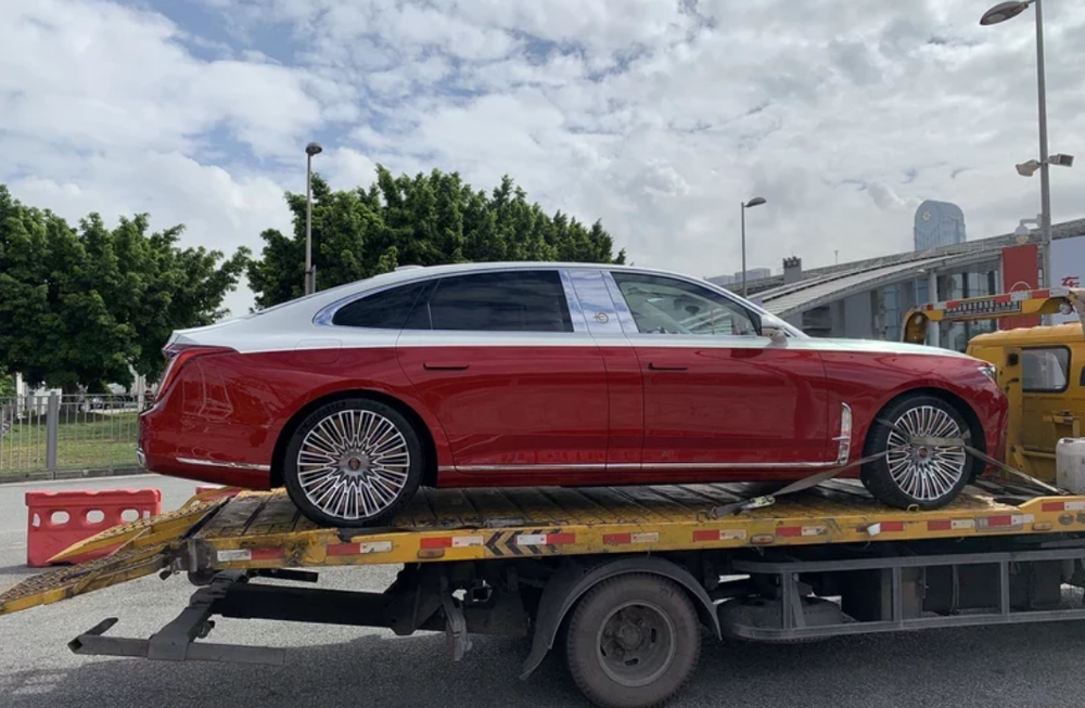 想要面子还得看红旗加长版h9红白双色气场比迈巴赫还拽