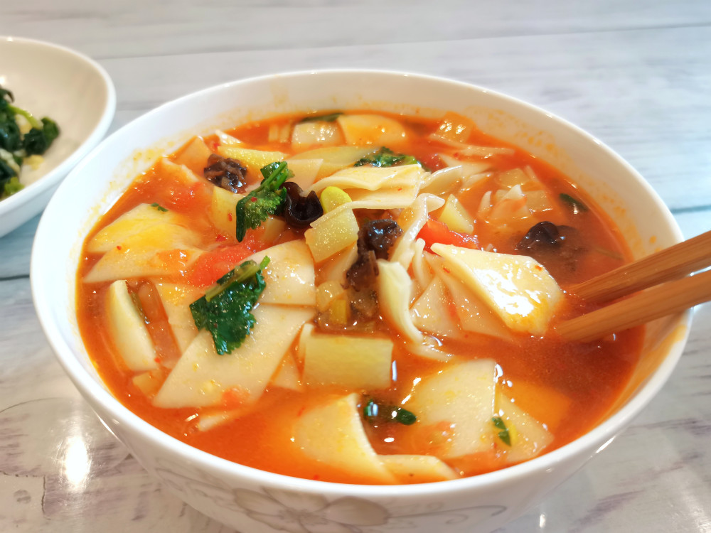 自己做的酸汤面比饭店的酸汤面更加的好吃,饭店的面片是用机器压出来