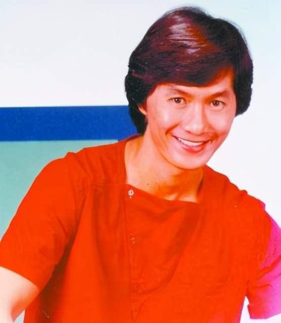 粤语歌坛的开山祖,第一代歌神许冠杰,票房冠军次数与周星驰持平