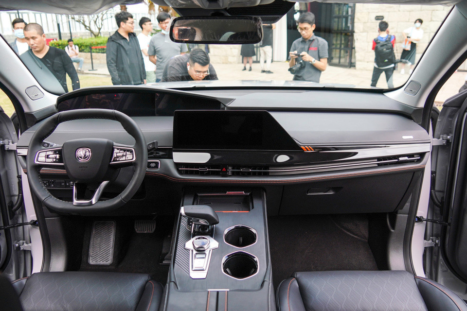 长安引力系列第二款suv20t8at轴距近29米