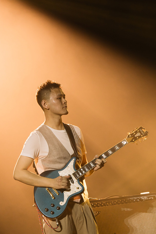 吉他手张雄关张雄关还一展创作能力,原创了两首新曲:《johnny walker