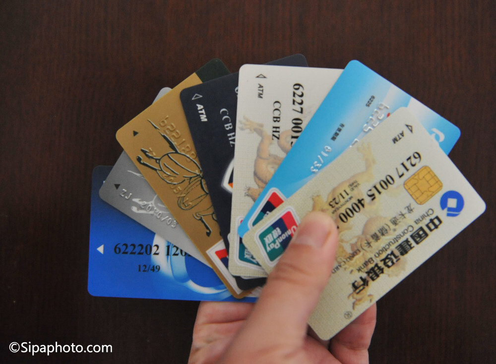 中国卡王:名下1007张信用卡,可透支额度过亿,光年费就几十万_腾讯新闻