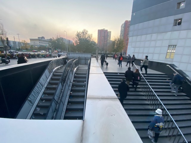 本来是为方便乘客出行配置的扶梯,如今却成了摆设……地铁6号线草房站