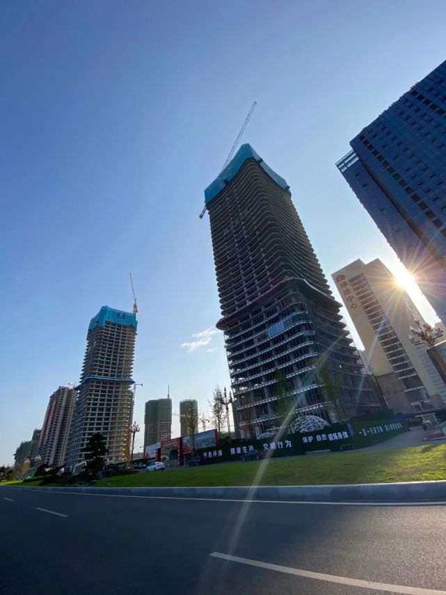 6天一层南充双子塔之一绿地塔预计春节前结构封顶
