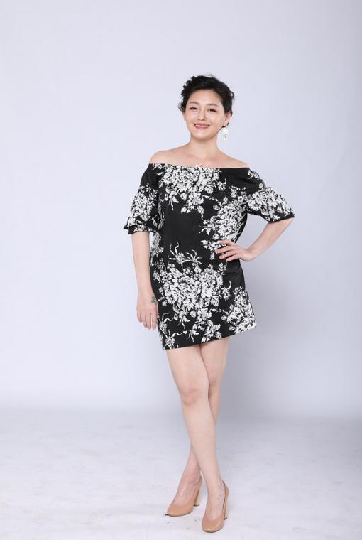 大s胖,没有仙气!穿一条无肩带印花裙,像个大模特,脸颊饱满丰润插图1