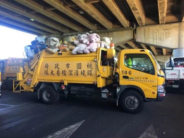 为什么日本垃圾车上会挂着毛绒娃娃?
