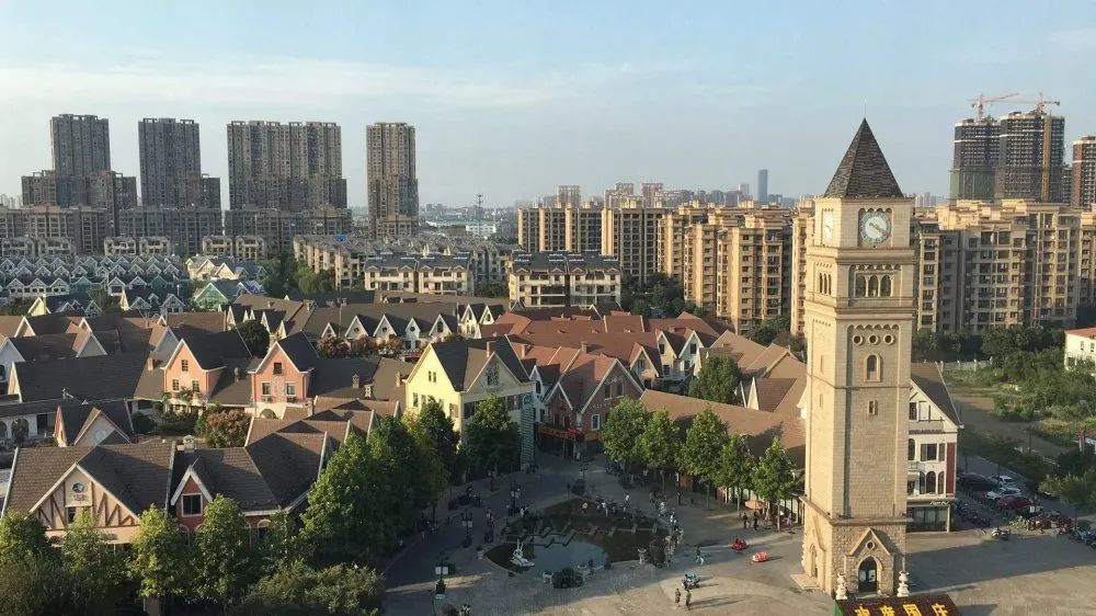 从地块周边配套可以看出,地块紧邻东方温莎小镇(二手房挂牌均价11957