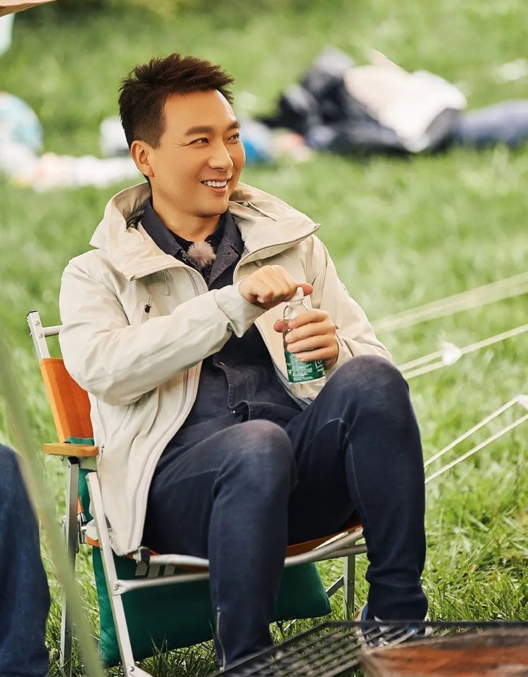 的撒贝宁,首次抱娃也献给了《你好生活》节目中,小尼哥在一旁逗孩子笑