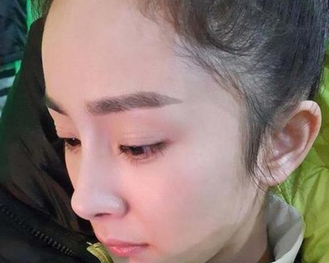 杨幂发际线漏出来了很真实至少没有说自己天生头发多